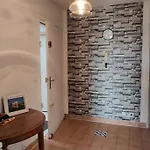 Apartman 2 Bedroom Flat With Terrasse & Car-park Ouest *