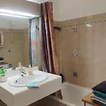 Apartman 2 Bedroom Flat With Terrasse & Car-park Ouest *