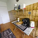 2 Bedroom Flat With Terrasse & Car-park Ouest Apartman