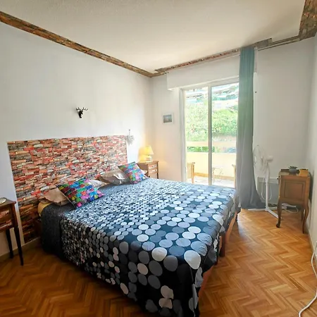 2 Bedroom Flat With Terrasse & Car-park Ouest *