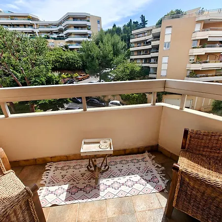 2 Bedroom Flat With Terrasse & Car-park Ouest