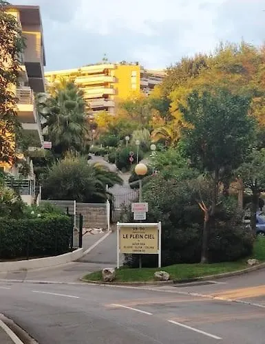 2 Bedroom Flat With Terrasse & Car-park Ouest *