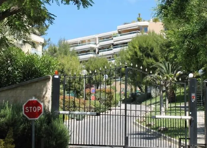2 Bedroom Flat With Terrasse & Car-park Ouest