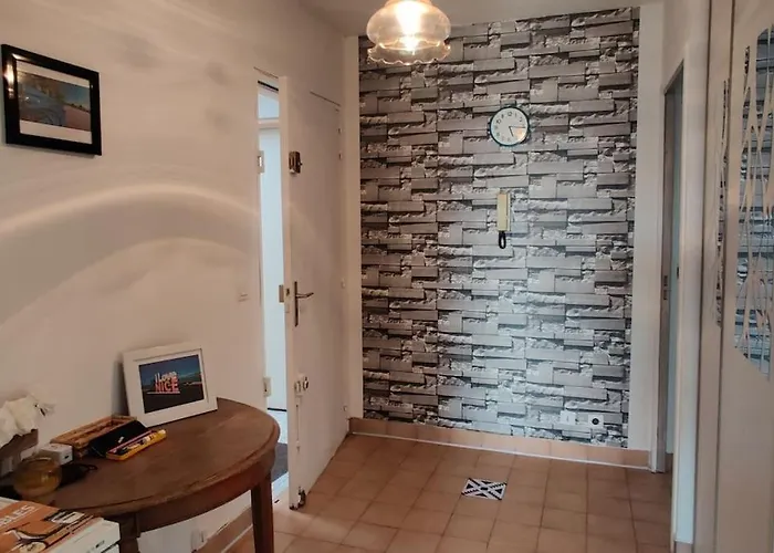 Apartmán 2 Bedroom Flat With Terrasse & Car-park Ouest *
