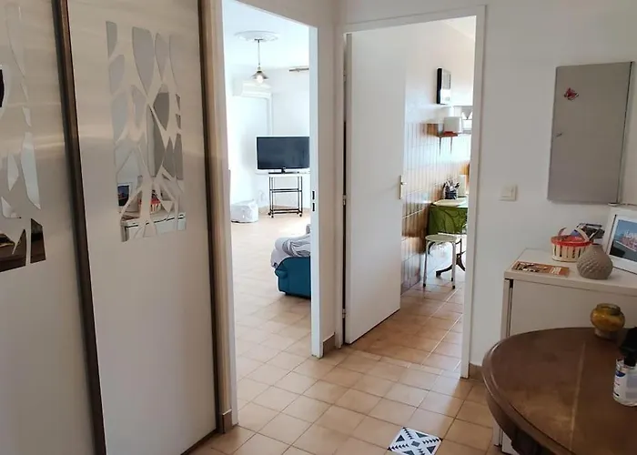 2 Bedroom Flat With Terrasse & Car-park Ouest Apartmán *