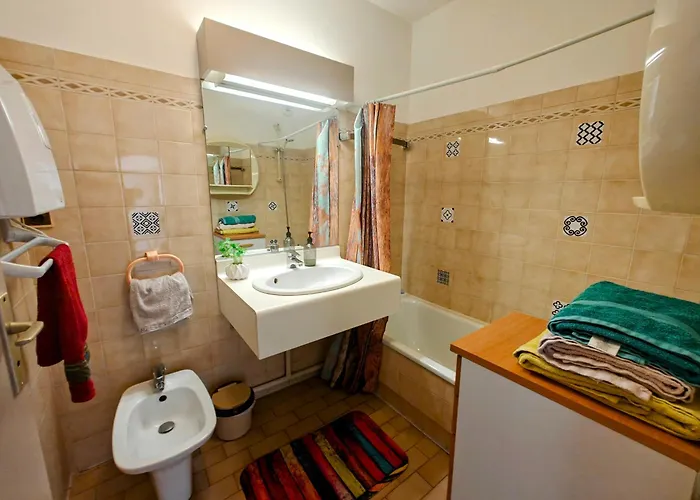 2 Bedroom Flat With Terrasse & Car-park Ouest Apartmán *