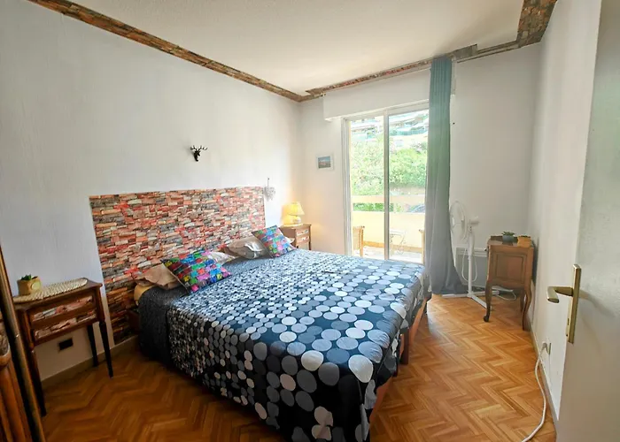 2 Bedroom Flat With Terrasse & Car-park Ouest *
