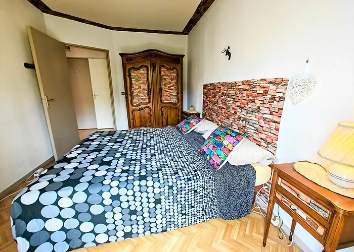 2 Bedroom Flat With Terrasse & Car-park Ouest