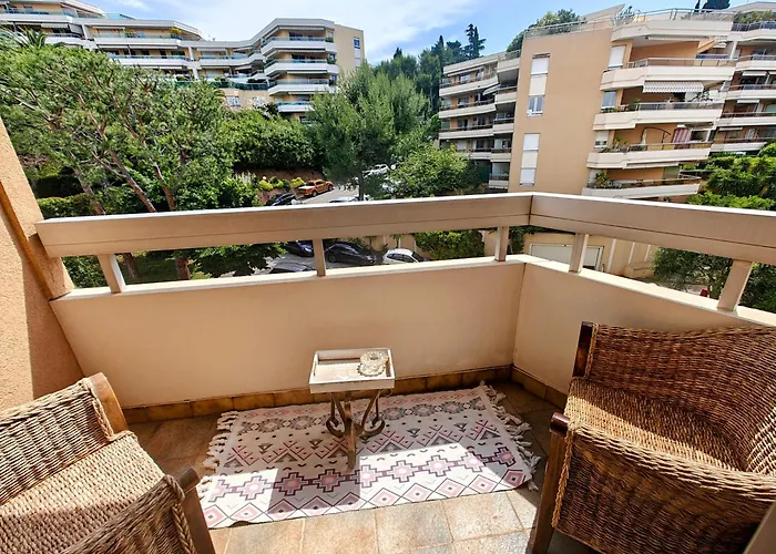 2 Bedroom Flat With Terrasse & Car-park Ouest