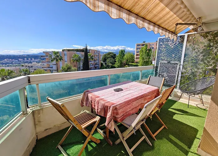 2 Bedroom Flat With Terrasse & Car-park Ouest Apartmán