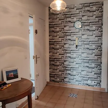 Lejlighed 2 Bedroom Flat With Terrasse & Car-park Ouest *