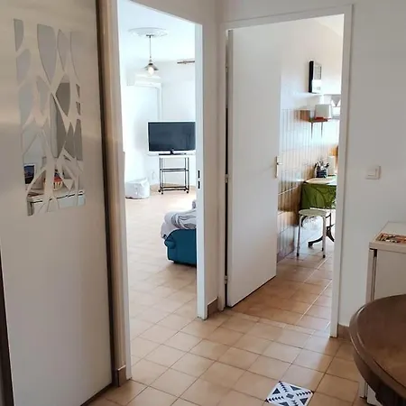 2 Bedroom Flat With Terrasse & Car-park Ouest Daire *