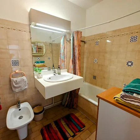 2 Bedroom Flat With Terrasse & Car-park Ouest Lejlighed *