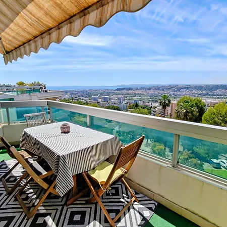 2 Bedroom Flat With Terrasse & Car-park Ouest Lejlighed *