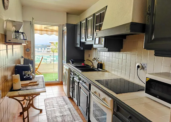 2 Bedroom Flat With Terrasse & Car-park Ouest 公寓